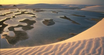 Os Lençóis Maranhenses, no nordeste brasileiro.