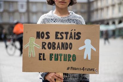 Concentración de personas en la plaza de Maria Pita, en A Coruña, en la huelga contra el cambio climático.