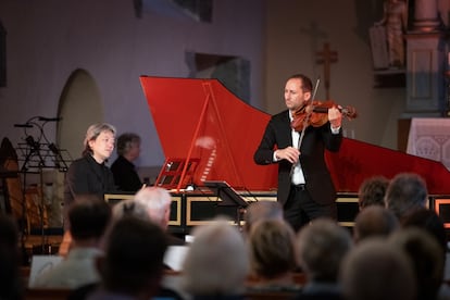 El clavecinista Masato Suzuki y el violista Antoine Tamestit, durante su concierto dedicado a Bach, el 9 de agosto, en la iglesia de Kvinnherad de Rosendal.