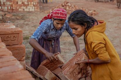 Unas niñas trabajan en el horno de Biratnagar. Son las hermanas Eisha y Manali, de 11 y ocho años y originarias de un pequeño pueblo de India cerca de la frontera con Nepal. Debido a la pandemia, han tenido que dejar de estudiar e ir a trabajar para ayudar a su familia.