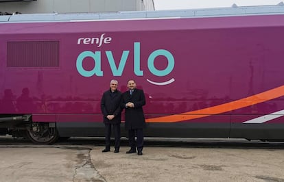 El president de Renfe, Isaías Táboas, amb el ministre de Foment, José Luis Ábalos, en la presentació de l'AVLO de Renfe,