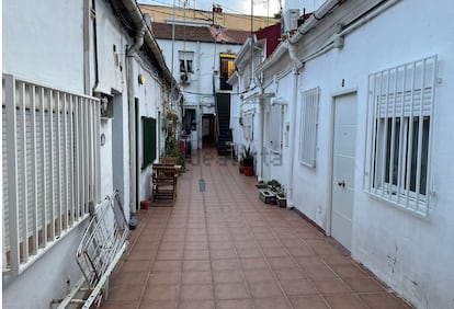 El patio del bloque de viviendas donde se anunciaba el piso.