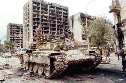 Un tanque ruso capturado por combatientes chechenos, en la ciudad chechena de Grozni el 16 de agosto de 1996.