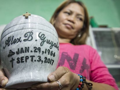 Pistoleiros mataram o marido de Rose Guyala por mexer com droga. Agora está sozinha para seguiar adiante com dois filhos em um dos bairros mais pobres de Manila.