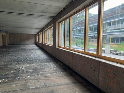 Una de las aulas del instituto de secundaria de Bad Neuenahr-Ahrweiler, que quedó inundado en julio de 2021.
