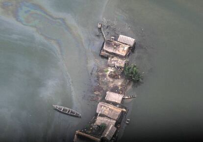 Vista aérea de un poblado en una isla cercanas a la región de los ogoni, en el Delta del Níger, allí donde los vertidos de petróleo son pesadilla cotidiana. Numerosas organizaciones han denunciado la condena a la pobreza y la emigración que supone la situación para muchos campesinos.