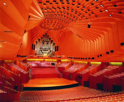 <b>Dónde:</b> Sidney (Australia).<p> <b>Cuándo:</b> 1973.<p><b>Arquitecto:</b> Jørn Utzon y Ove Arup (ingeniero).<p><b>¿Qué dicen los expertos?:</b> “La novedad estructural del proyecto desafió los límites técnicos establecidos y ha animado a otros arquitectos, por ejemplo el canadiense Frank Gehry, a correr riesgos similares”.<p><b>Visitas:</b> La Ópera de Sidney ofrece a diario visitas guiadas arquitectónicas de una hora. El Backstage Tour, de dos horas de duración, muestra además las bambalinas de los más de 1,600 espectáculos que tienen lugar aquí al año. Hay incluso un Opera & Koalas Tour, con acceso VIP a la ópera y visita guiada al Zoo Taronga, al otro lado de la bahía, al que se llega en taxi acuático. <p><b>www.sydneyoperahouse.com</b>