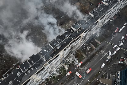 Vista aérea de los daños ocasionados en edificios residenciales del centro de la capital ucrania.