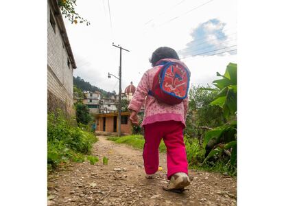 Cada día, Sayra se cuelga la mochila a los hombros para ir con su madre a acompañar y a recoger a sus hermanos mayores en la escuela.