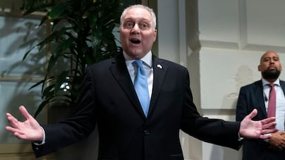 Steve Scalise anuncia a la prensa que desiste de aspirar al puesto de presidente de la Cámara de Representantes, el jueves en Washington.