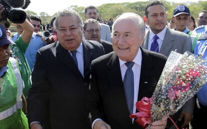 Joseph Blatter junto a Julio Rocha, de la Federaci&oacute;n nicarag&uuml;ense.