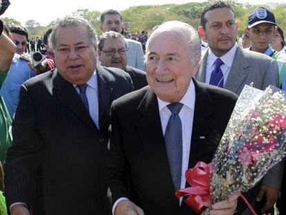 Joseph Blatter junto a Julio Rocha, de la Federaci&oacute;n nicarag&uuml;ense.