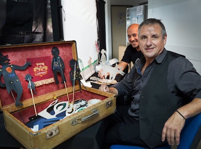 Carlos Szulkin (derecha) y Diego Acosta con algunos de los títeres de sombra utilizados en presentaciones dirigidas a pacientes con cáncer.