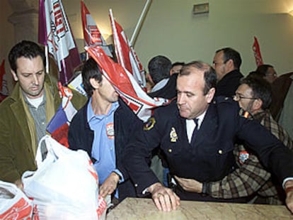 Policías autonómicos y miembros de la FSP, ayer, durante los incidentes en Economía.