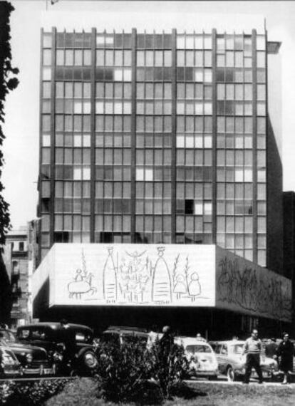 La seu del Col·legi d'Arquitectes a la plaça Nova de Barcelona, poc després d'haver-se estrenat.