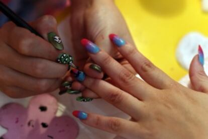 Sesión de manicura 'nail art'