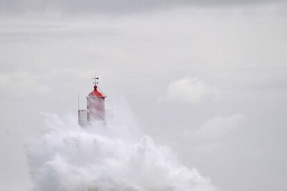 Una ola rompe contra un faro en Les Sables-d'Olonne tras llegar la borrasca Ana a la costa oeste de Francia.