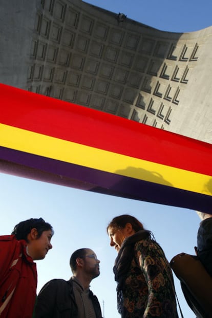 Acto de apoyo a Garzón, ayer en el Arco del Triunfo de Madrid.