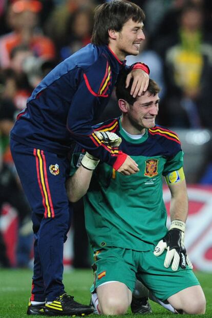 Casillas, emocionado al concluir la final, recibe el abrazo de Silva.