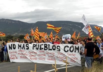 Vecinos de Artieda (Zaragoza) se manifiestan contra el recrecimiento de la presa de Yesa. 