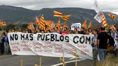 Vecinos de Artieda (Zaragoza) se manifiestan contra el recrecimiento de la presa de Yesa. 