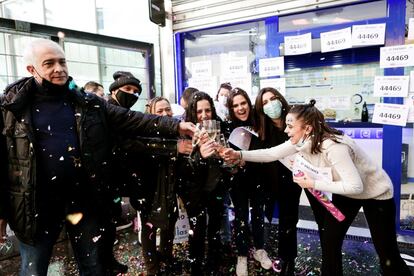 Trabajadores de la administración de loterías 336 de Barcelona, situada en el Centro Comercial de Las Arenas, celebran tras vender décimos del 44.469, agraciado con el segundo premio del sorteo extraordinario de la lotería del Niño.