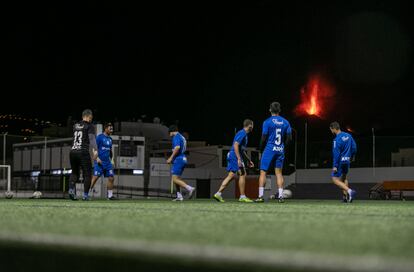 Entrenamiendo de la UD Los Llanos de Aridane, con la erupción al fondo.