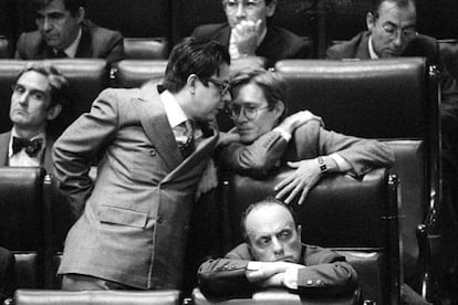 Madrid, 17 de mayo de 1983. El portavoz del Grupo Popular, Miguel Herrero de Miñón (de pie), habla con Jorge Verstrynge en presencia de Pedro Schwartz y Manuel Fraga, en el pleno del Congreso donde se inicia el debate de las seis enmiendas a la totalidad de los Presupuestos Generales del Estado.