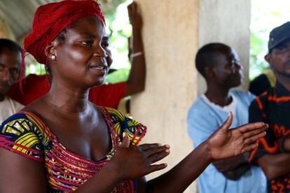 "Suplicamos que en este 2018 llegue ayuda, especialmente para nuestros niños". Stella Gonissere es la representante de las mujeres centroafricanas que viven como refugiadas en Betare-Oya, en el Este de Camerún. Tras cuatro años lejos de su país, obligados a huir por la violencia, los centroafricanos de esta aldea viven una situación desesperada, porque la ayuda no alcanza y ellos no encuentran formas de ganarse la vida. Acnur, el Alto Comisionado de la ONU para los refugiados que coordina la atención y asistencia a los mismos, solo han conseguido el 7% del dinero necesario para los llegados desde República Centroafricana.