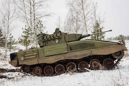 Un blindado Pizarro del Ejército español participa en el ejercicio de la OTAN Winter Shield (Escudo Invernal) en Adazi Letonia, el pasado lunes.