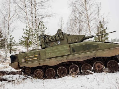 Un blindado Pizarro del Ejército español participa en el ejercicio de la OTAN Winter Shield (Escudo Invernal) en Adazi Letonia, el pasado lunes.