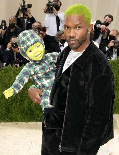 Frank Ocean, de Prada, con muñeco robot a juego con su tinte.