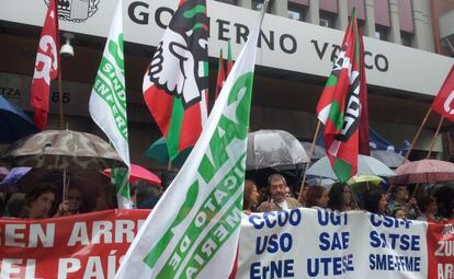 Concentración de los sindicatos CC OO y UGT, delante del Gobierno vasco en Bilbao.