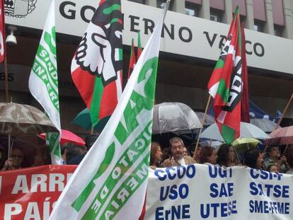 Concentración de los sindicatos CC OO y UGT, delante del Gobierno vasco en Bilbao.