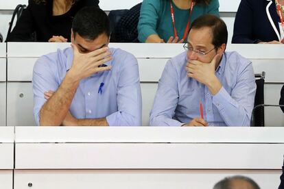 PSOE chief Pedro Séanchez (l) speaks to party organization secretary, César Luena.