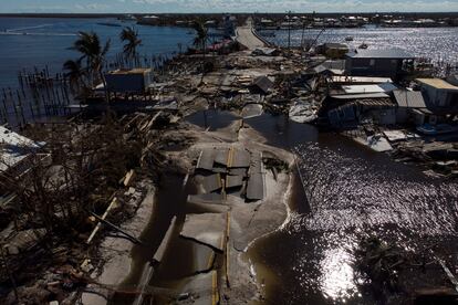 Vista de la carretera entre Matlacha y Pine Island después del paso del huracán “Ian”, en Matlacha, Florida, el 2 de octubre de 2022. Nuevamente Florida fue epicentro de uno de los huracanes más devastadores de los últimos años. 