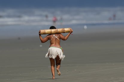 Los Juegos se centraron en competiciones de diferentes disciplinas, como tiro con arco, tira y afloja, atletismo y lucha, entre otros. En la imagen, una atleta carga un tronco durante una carrera de relevos.