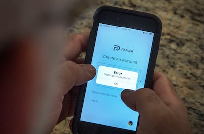 La app de Parler muestra un mensaje de error en el acceso