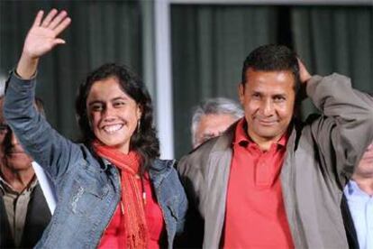 Ollanta Humala y su esposa, Nadine Heredia, saludan a sus seguidores en Lima tras la votación del domingo.