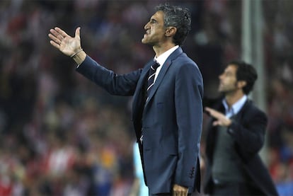 Antonio López, técnico del Sevilla, y Quique Sánchez Flores, del Atlético, dan órdenes a sus equipos.