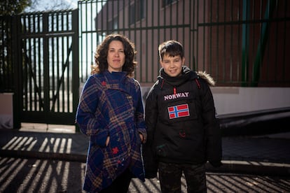 Penelope y su hijo Rubén, de 13 años, frente al instituto Madrid Sur, el pasado 14 de enero.