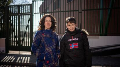 Penelope y su hijo Rubén, de 13 años, frente al instituto Madrid Sur, el pasado 14 de enero.