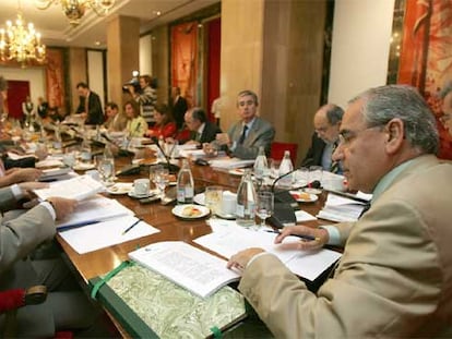 Alfonso Guerra (en primer término a la derecha) presidió la ponencia del Estatuto celebrada en el Congreso.