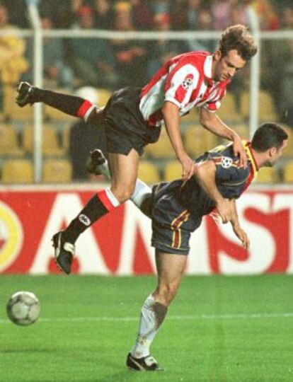 Etxeberria salta por encima de Hakan Unsal, del Galatasaray, durante la Liga de Campeones de 1998-1999