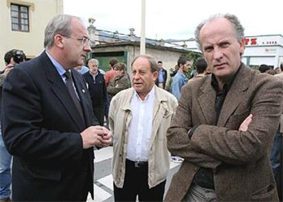 El diputado general de Guipúzcoa, Joxe Joan González de Txabarri (izquierda), acudió al Parque Cultural Martín Ugalde. En la imagen, conversa con el escritor Xabier Mendiguren y Martxelo Otamendi, ex director de <i>Egunkaria</i>.