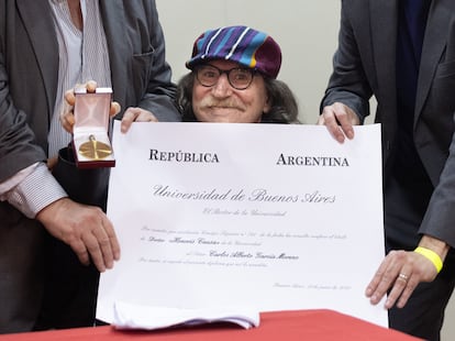 El músico Charly García recibe el Doctorado Honoris Causa de la Universidad de Buenos Aires en el  Aula Magna de la Facultad de Filosofía y Letras en Buenos Aires (Argentina). El 19 de agosto de 2025.