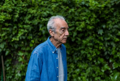 Juan José Millas en el jardín de su casa, el 15 de mayo de 2025.