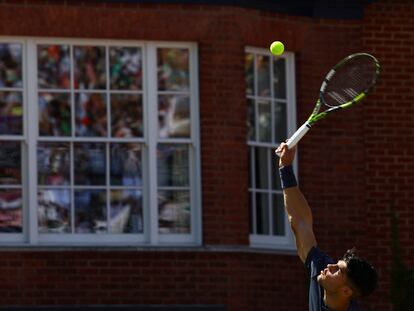 Alcaraz sirve durante el partido contra Draper en Queen's.