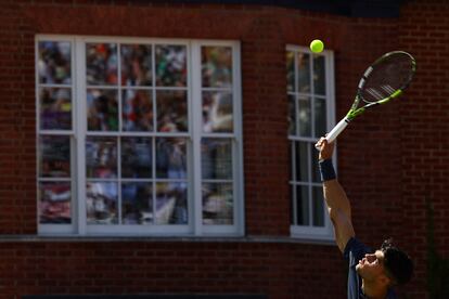 Alcaraz sirve durante el partido contra Draper en Queen's.