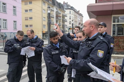 Police officers control if the residents have left their apartments as evacuation measures are under way in Frankfurt am Main, western Germany, on September 3, 2017.
More than 60,000 people are set to be evacuated from Frankfurt's Westend district after a British World War II bomb (HC 4000 air mine) was discovered on a construction site close to the Goethe University compound last Tuesday, August 29, 2017. The operation to defuse the bomb is expected to begin at 12.00 am and to take approximately four hours. / AFP PHOTO / Thomas Lohnes